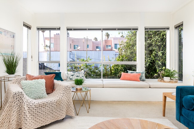 Built-in 15’ window seat with ocean-view nook for reading or sunset watching - 2221 Ocean Ave Unit 202
