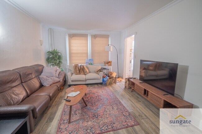 Photo - 213 E 33rd St