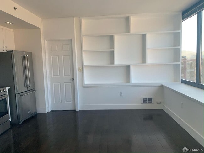 Photo - 260 King St