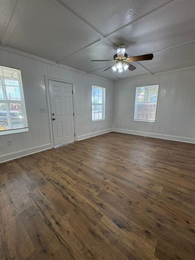 319 N Shasta St