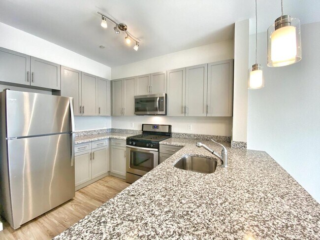 KITCHEN 1BR - Head of the Harbor South