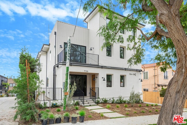 Photo - 728 Robinson St