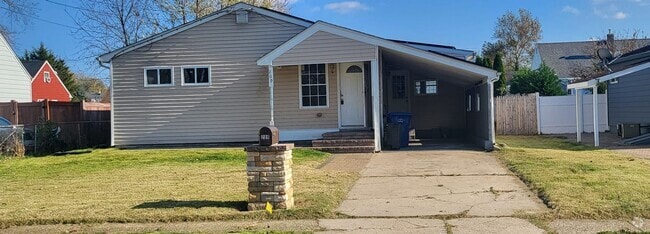 Building Photo - 3 bed 1 bath Rental