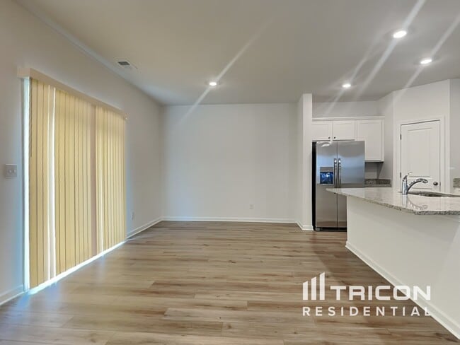 Photo - 2464 Lennox Rd SE