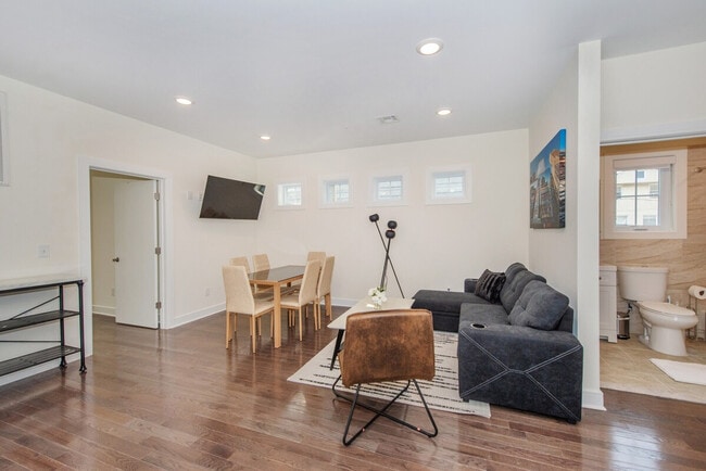 Building Photo - 1610 51st St Unit ID1339169P