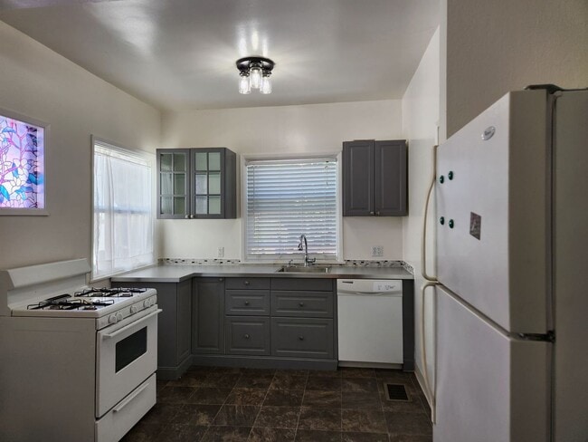 Photo - 2923-2925 Martin Luther King Jr. Way Unidad 2925 MLK