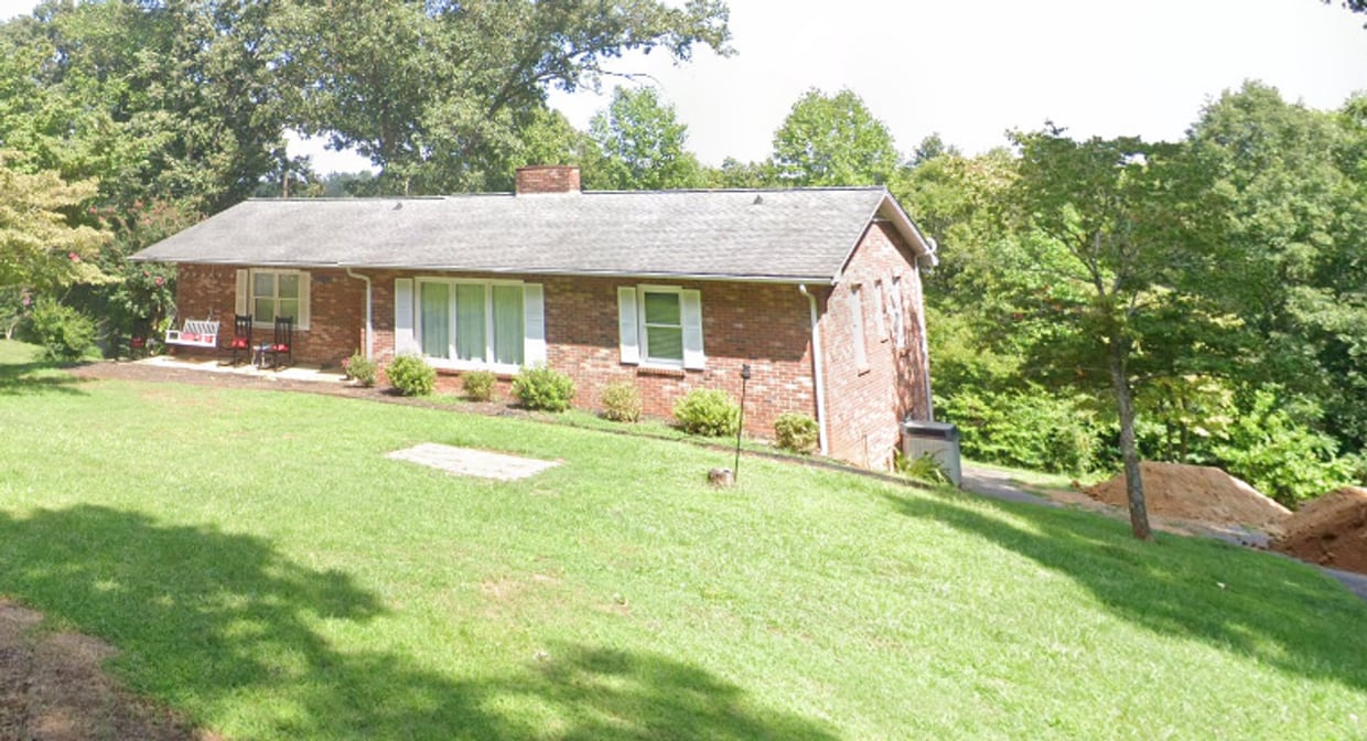 Spacious 3 Bed, 3 Bath Home on an Acre – M... - Spacious 3 Bed, 3 Bath Home on an Acre – M...