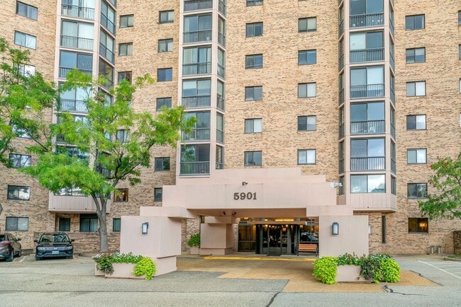 Building Photo - Sunny Garden-Level Condo Minutes from Old ...
