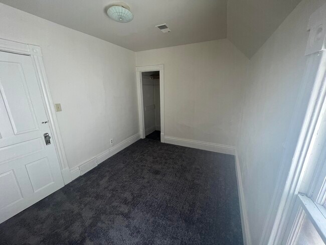 Photo - 922 S 74th St