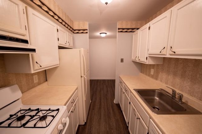 Building Photo - 1895 Tall Oaks Dr Unit 3504