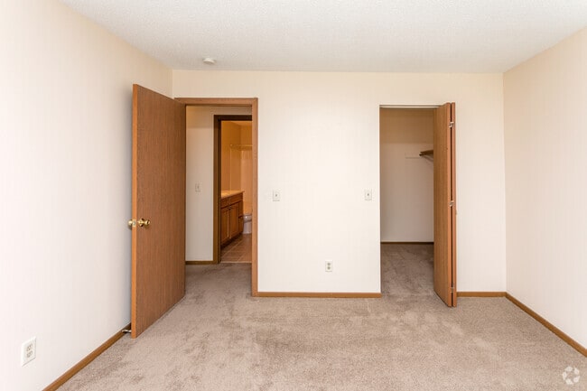 2BR, 1BA - 956 SF - Rivers Bend Apartments
