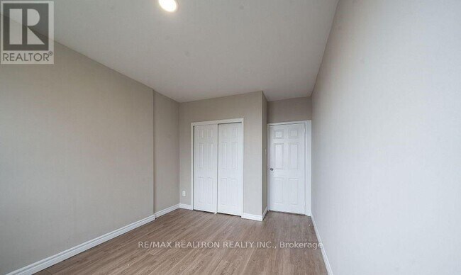 Photo - 468 Ottawa St N Unit 334D