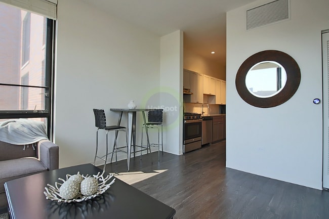 Photo - 824 N Milwaukee Ave