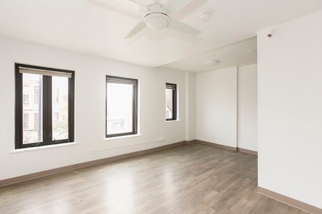 Large Bright Living Room - Parkway Apartments