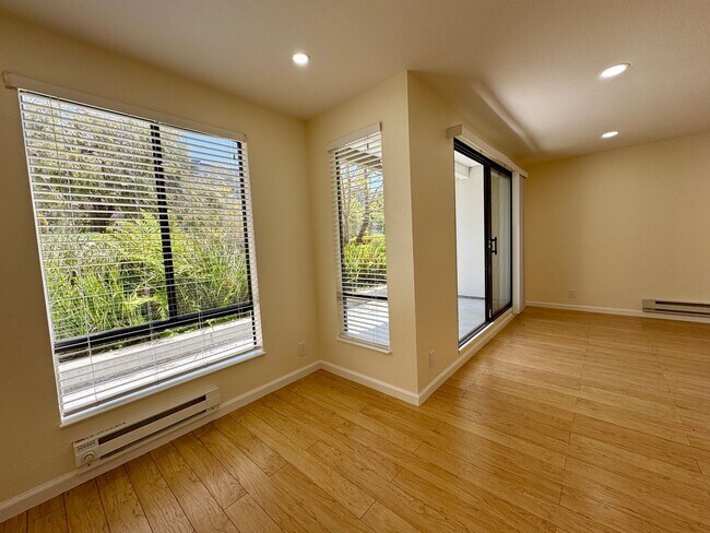 Beautiful Courtyard Level Flat with Outdoo... - Beautiful Courtyard Level Flat with Outdoo... Condo Unit B229