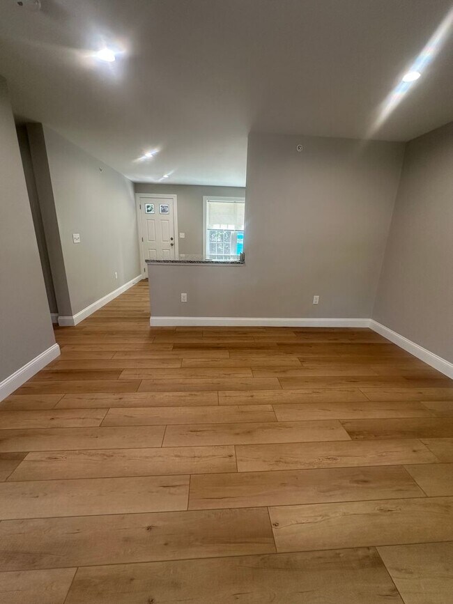439 Main St Unit 102