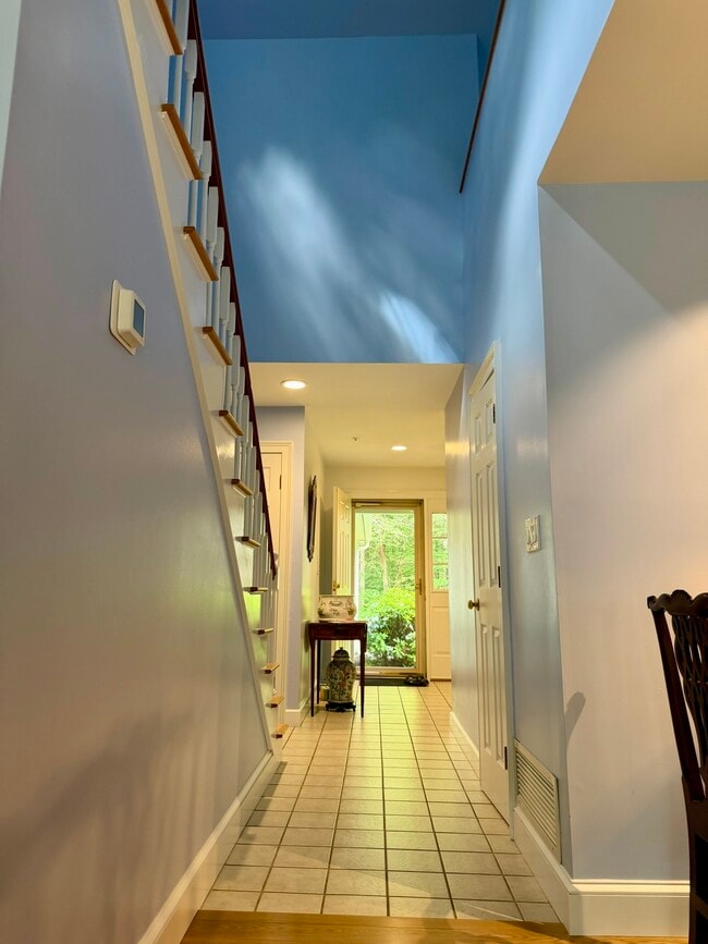 Front entry hall - 67 Peninsula Dr