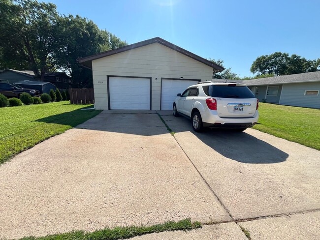 Photo - 2 Bed/1 Bath Duplex with Garage and Unfinished Basement!