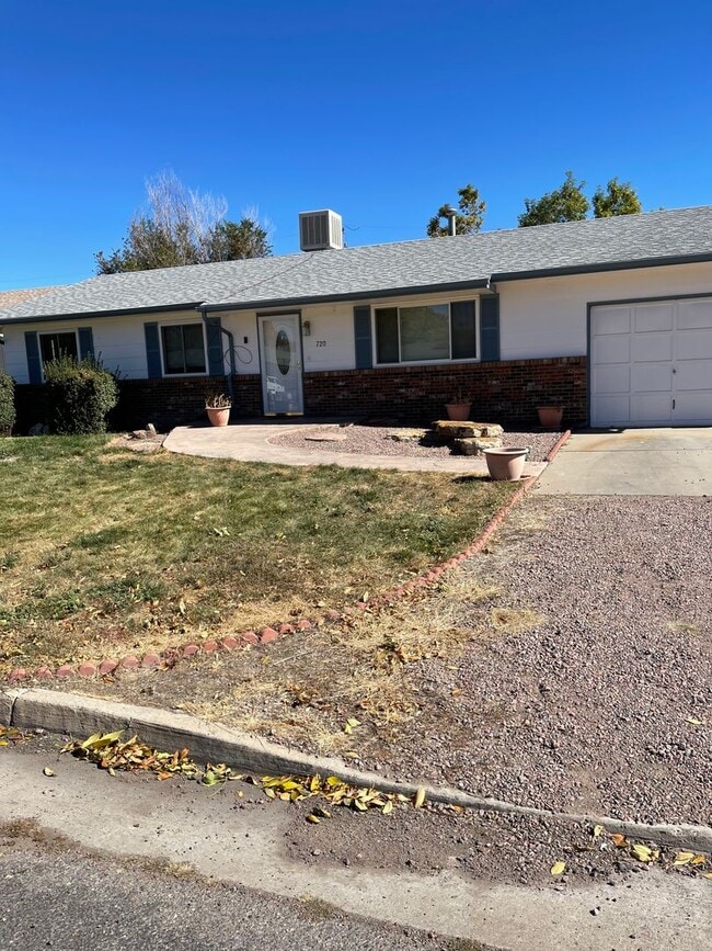 Building Photo - 3 bedroom 1.5 bath with a Large Detached G... Rental