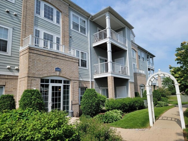 Building Photo - 1259 W Lake St Unit 206