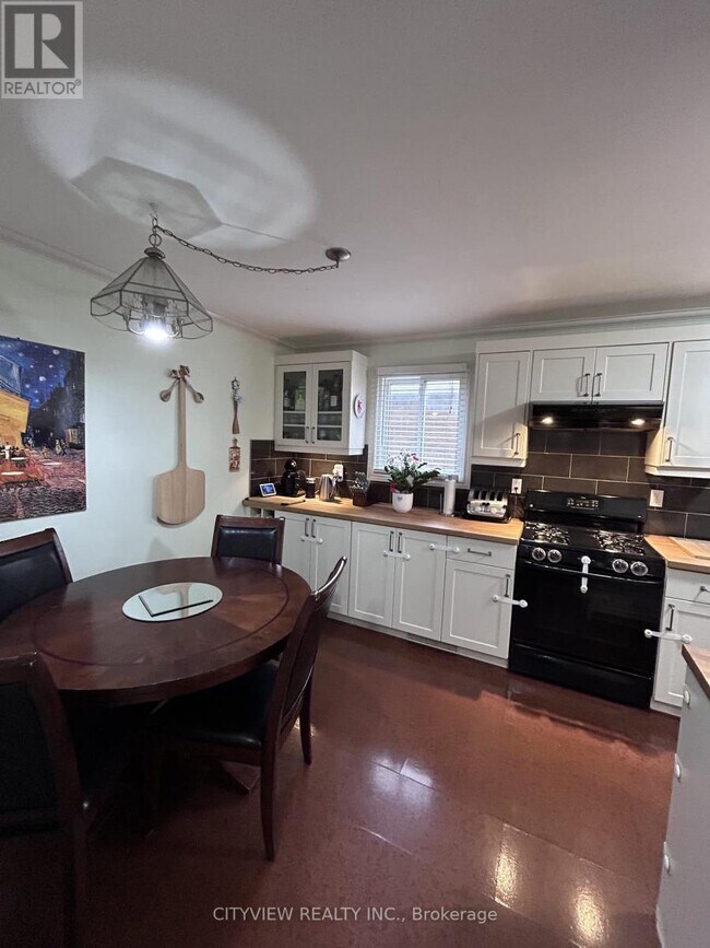 Photo - 7025 Hickling Crescent