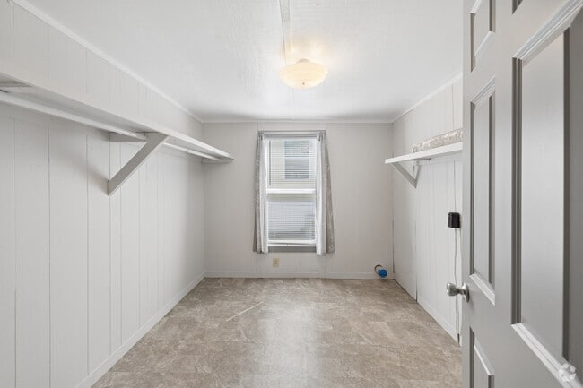 1BR, 1BA - 784SF - Laundry Room