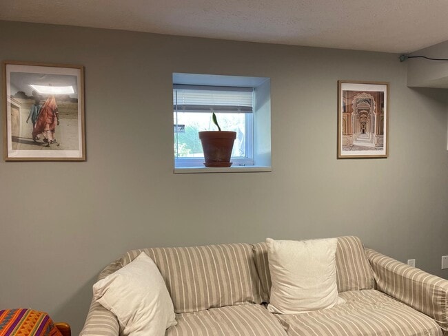 una ventana del sótano - 611 Buckingham Ln Unidad Basement Apartment