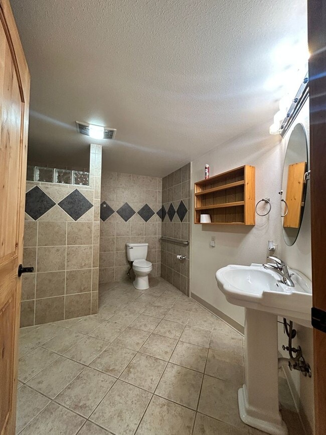 Photo - 2 bed 1 bath Duplex in South Hamilton with Large Shop