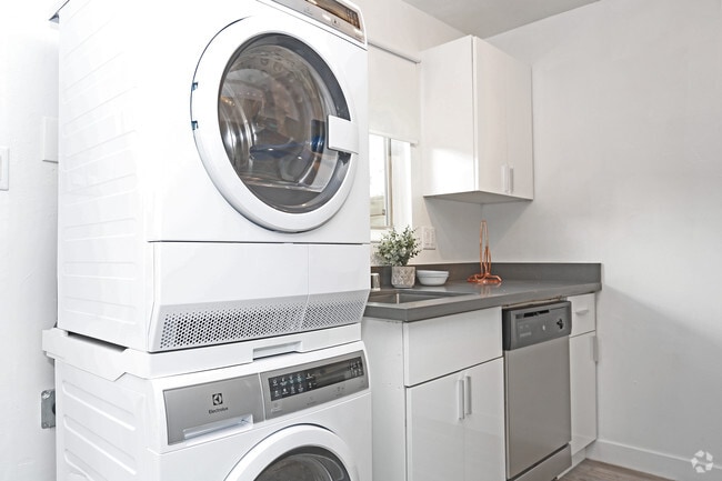 2BR,1.5BA- 987SQ