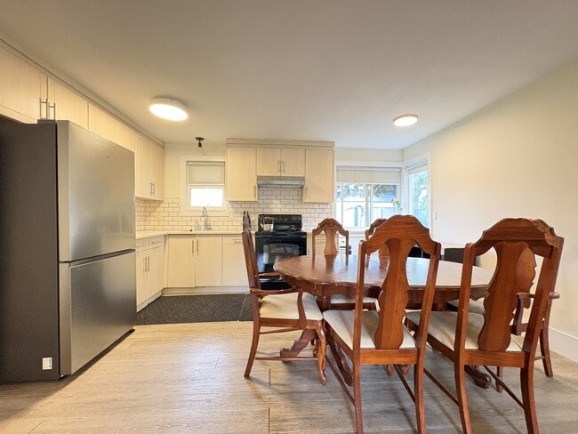 Photo - 10695-1137A 137a St