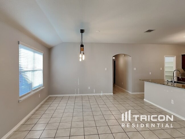 Photo - 2060 Brisbon St