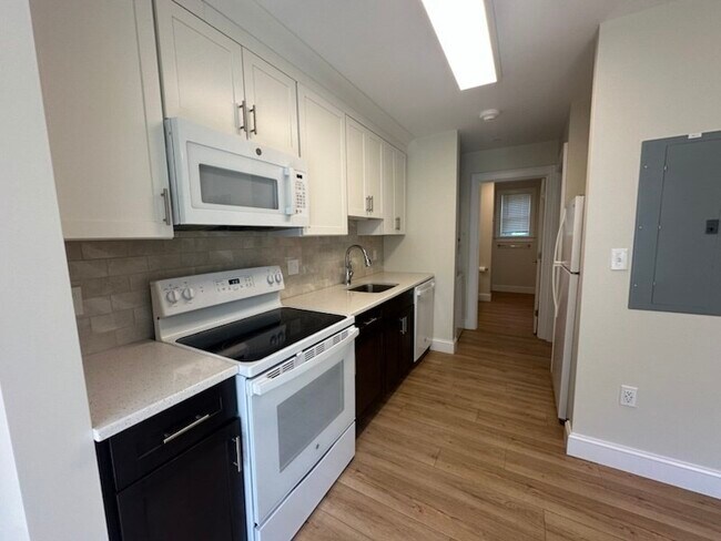 Photo - 462 Main St Unit 3