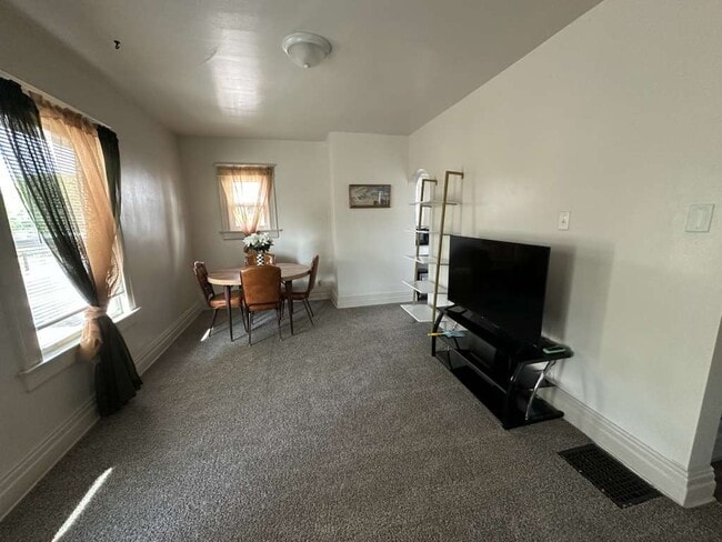 Photo - 511 W Jefferson Blvd
