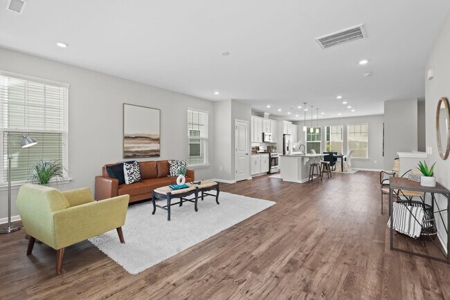 1136 Commack Dr
