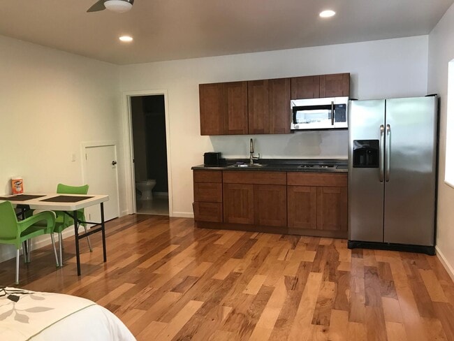 Building Photo - 1876 Mott-Smith Dr Unit Studio B