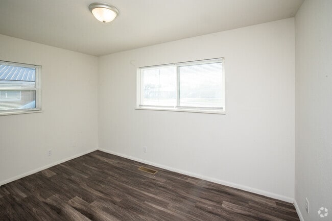 3BR, 1BA - 837SF - Bedroom - Jefferson Manor Apartments