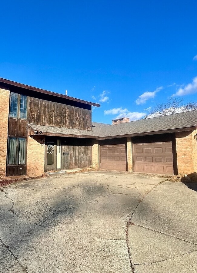 Building Photo - 10 Rye Ct