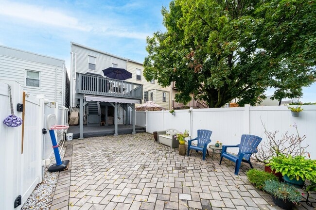 Building Photo - 67A Columbia Ave