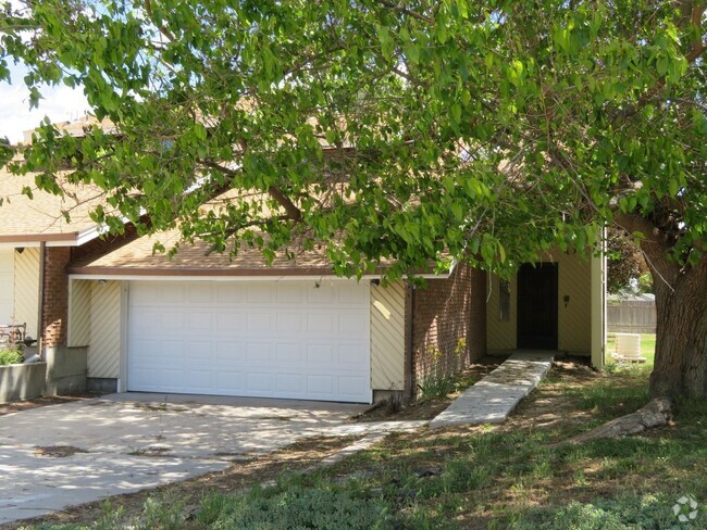 Building Photo - Roomy Townhome