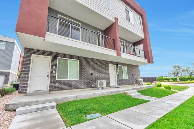 Modern End Unit townhouse w attached 2 car... - Modern End Unit townhouse w attached 2 car...