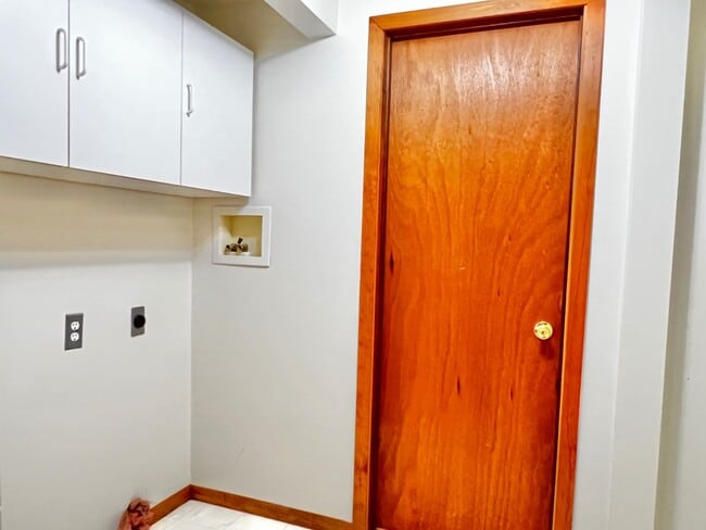 Building Photo - 1047 Oak Dr