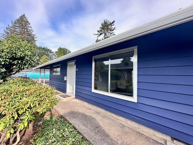 Building Photo - 438 SE 11th Ave Rental