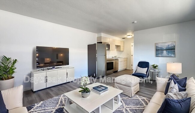 Building Photo - 1211-11 1/2 11 1/2 St N