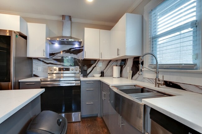 Photo - 1044 Sims St SW