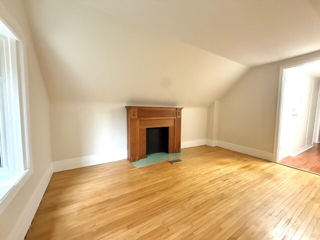 Photo - Charming 2 + Den Bedroom In OLD NORTH for Rent - ALL INCLUSIVE LIVING! Unité Upper