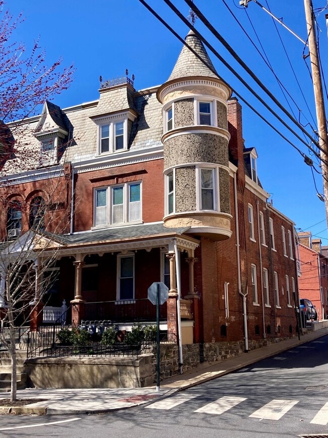 Building Photo - 325 W Lemon St