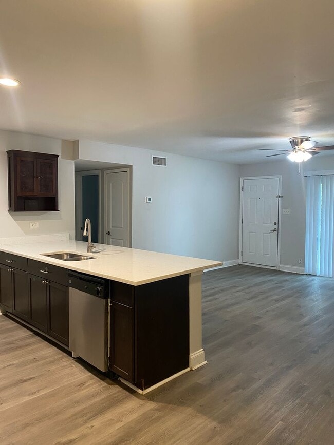 Photo - *Choose Your Special!* Spacious Fully Renovated 2-Bedroom Apartment in Alamo Heights ISD Unidad 105