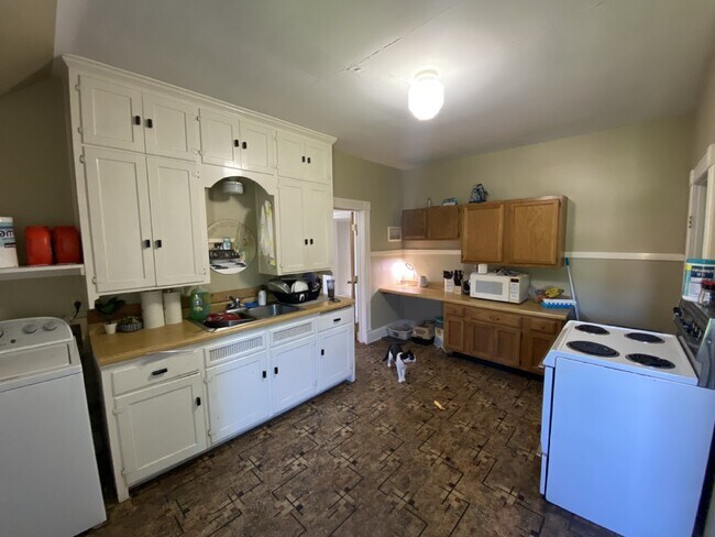 2 Bed 1 Bath Available June 1st!