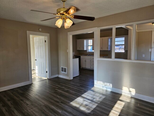 Photo - 204 N Kentucky St