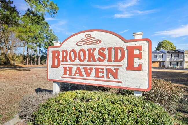 Photo - Williamsburg 2BR Townhouse with Fenced Yard & Patio